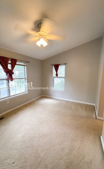 Building Photo - 3 Bed/3.5 Bath Townhome with Fenced Yard / Available Now!