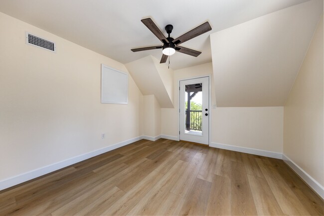 Building Photo - Beautiful 2 Bedroom Back House