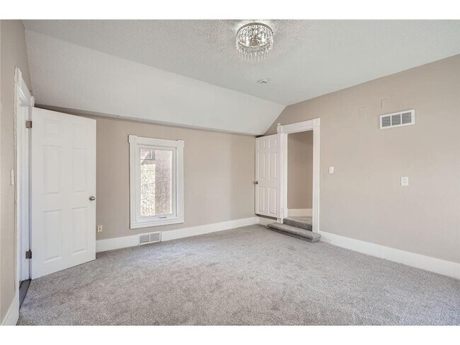 Building Photo - 707 Jenks Ave E