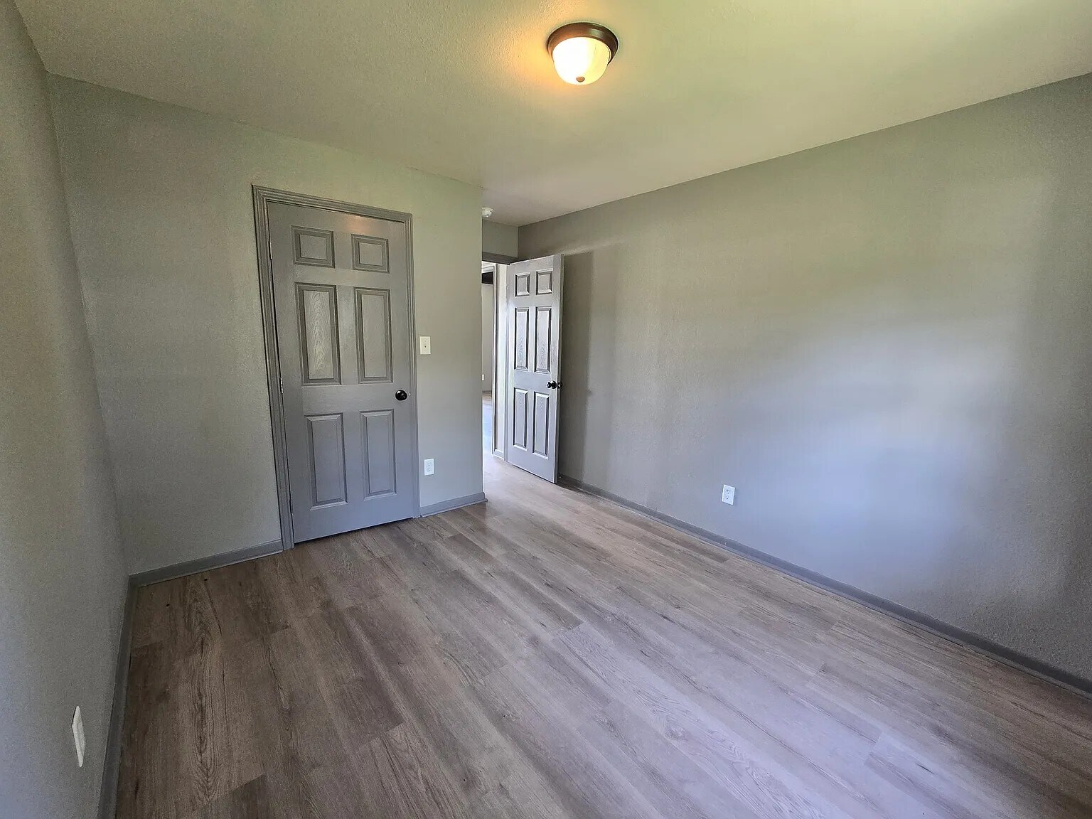 Spacious bedroom to relax - 3316 6th St