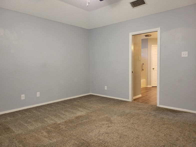 Master Bedroom - 4829 Bermuda Dr