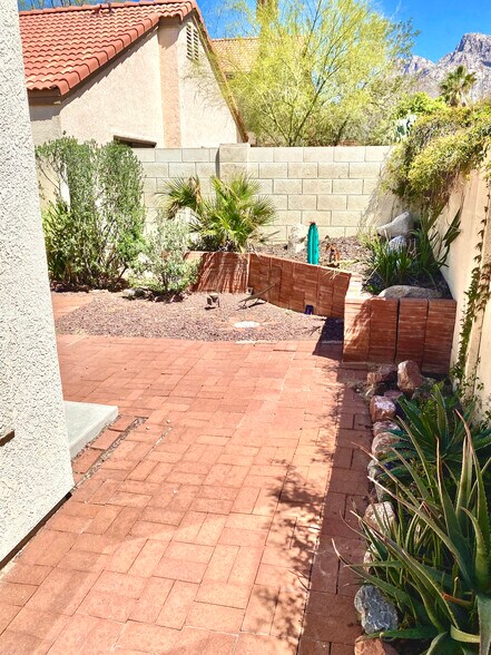 Backyard with partial views - 200 E Belcourte Pl