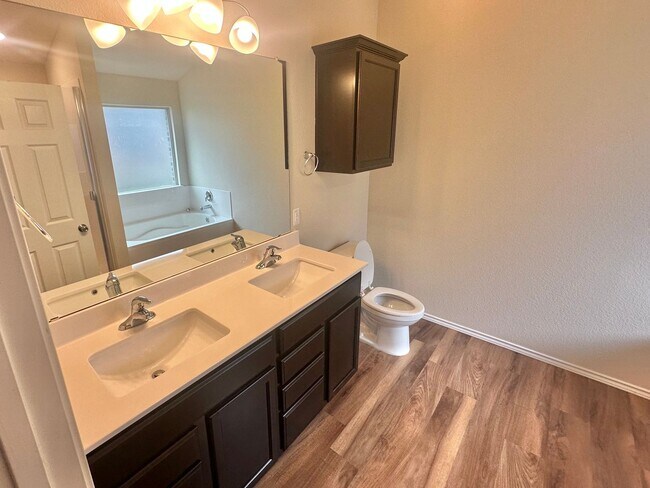 Building Photo - AVAILABLE NOW ! 1 WEEK FREE MOVE IN SPECIAL