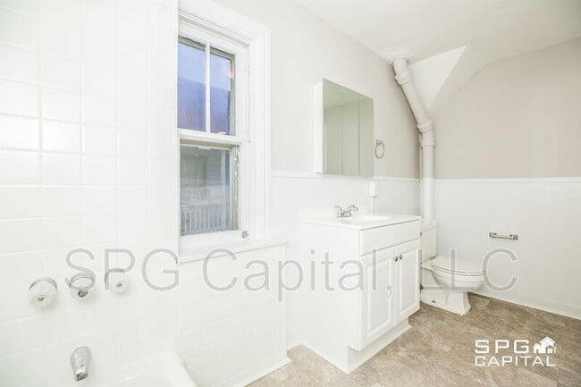 Building Photo - 427 Hood St