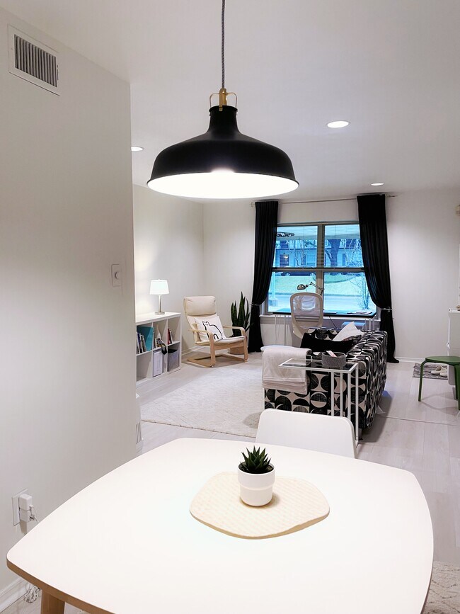 Building Photo - 7718 Royal Ln