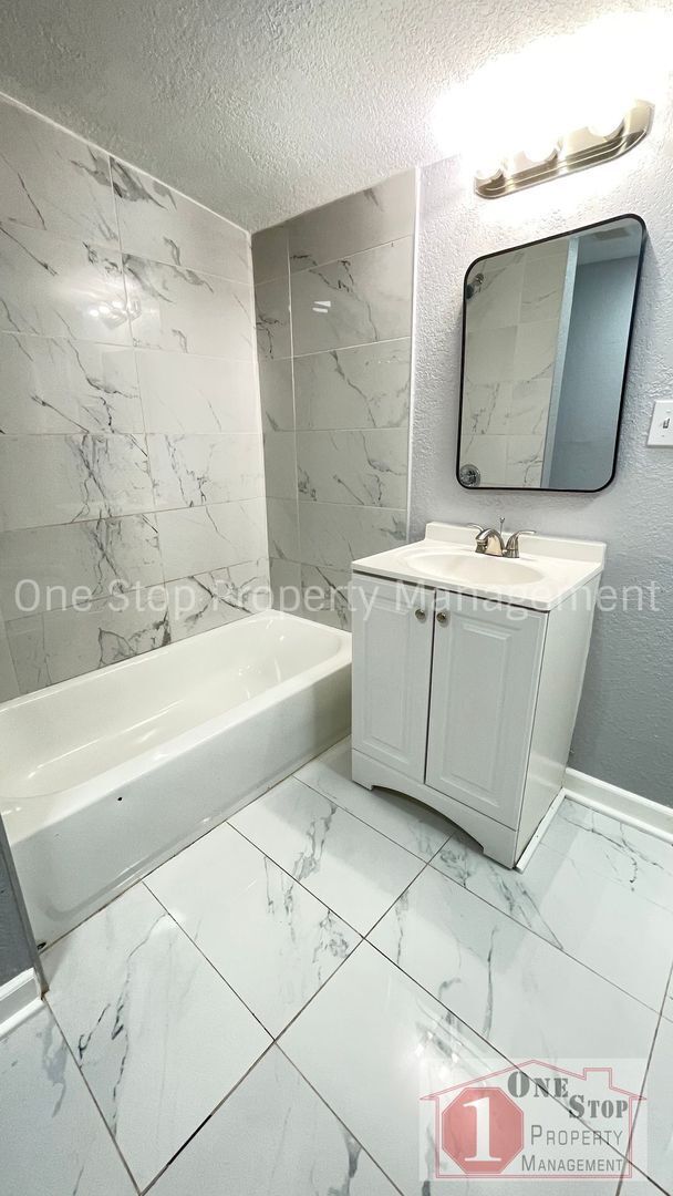 Building Photo - Beautiful 4 Bedroom 2 Bathroom Home in Kan...