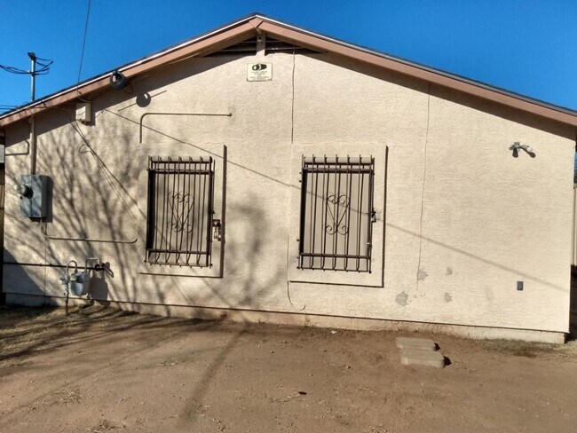 Building Photo - 1327 E Pierce St