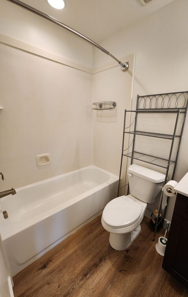 Building Photo - Beautiful Modern Townhome with Spacious La...