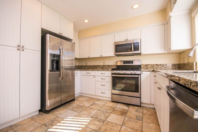 Building Photo - Spacious 3BR Condo with Pool View in Tangl...