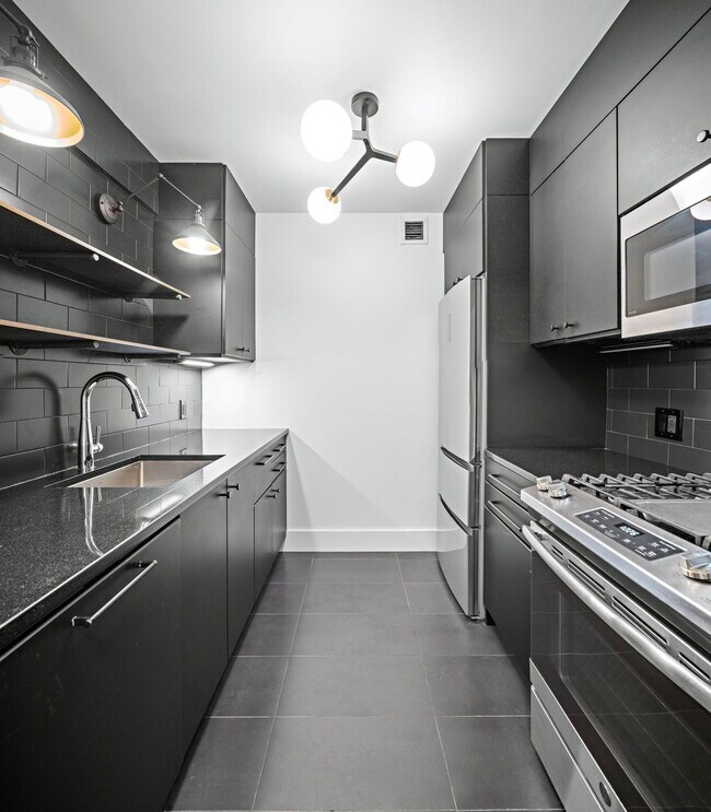 Building Photo - 516 W 47th St