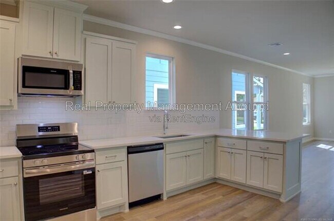 Building Photo - 726 S Weenonah Ave
