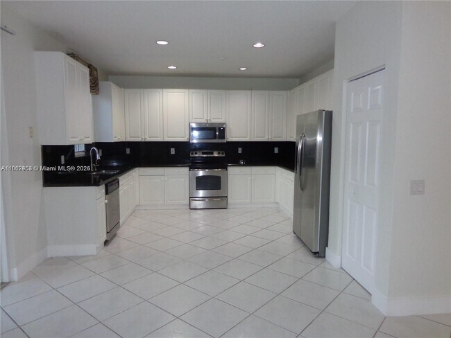 Building Photo - 991 Crestview Cir