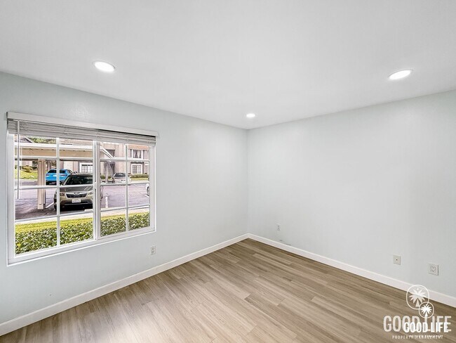 Building Photo - Great 2B/2BA Condo in Carmel Mountain Ranch w/ Community Pool, W/D, & Reserved Parking!