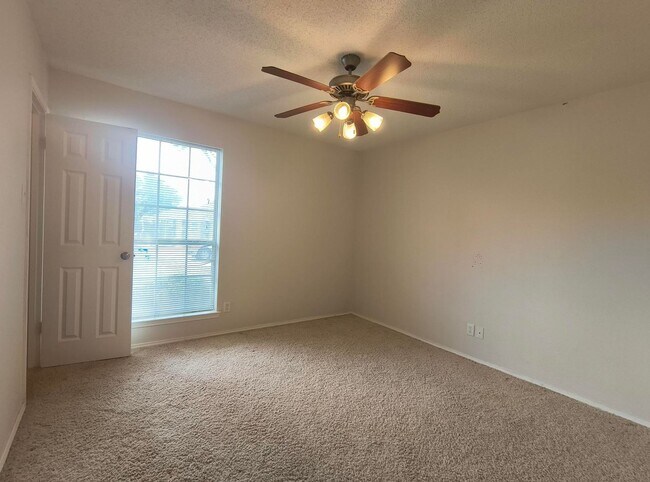 Building Photo - Nice and Spacious 3 bedroom, 2 bath home in Southland!