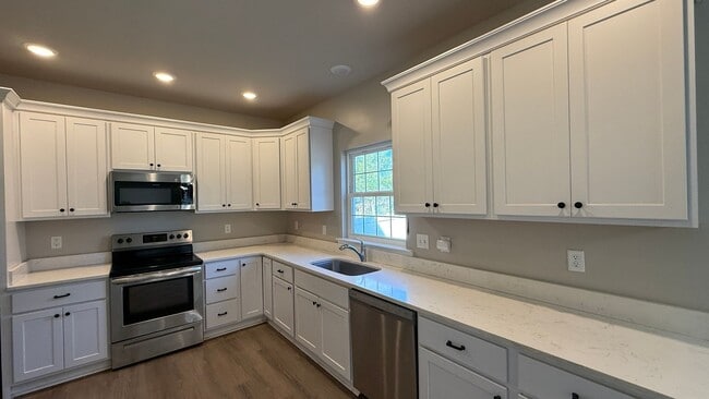 Building Photo - Fredericksburg Colonial