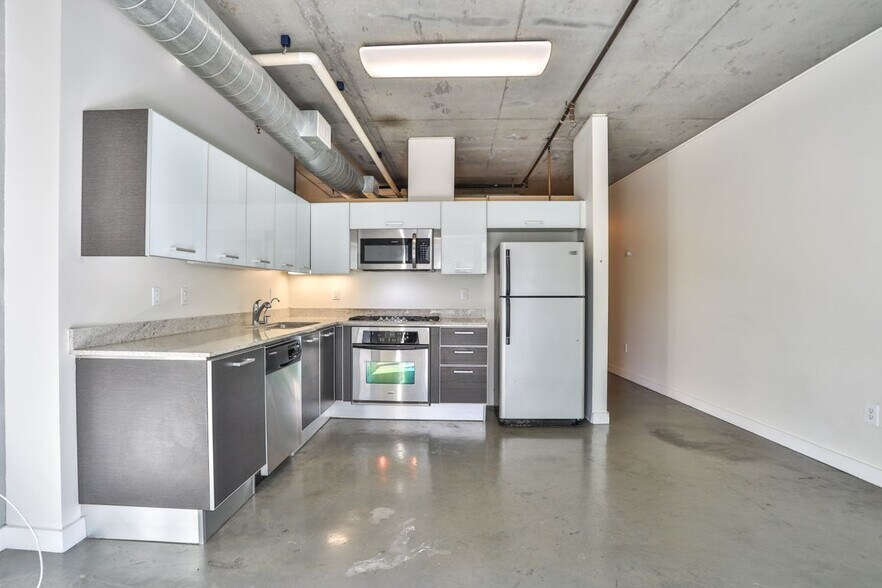 Building Photo - 645 W 9th St