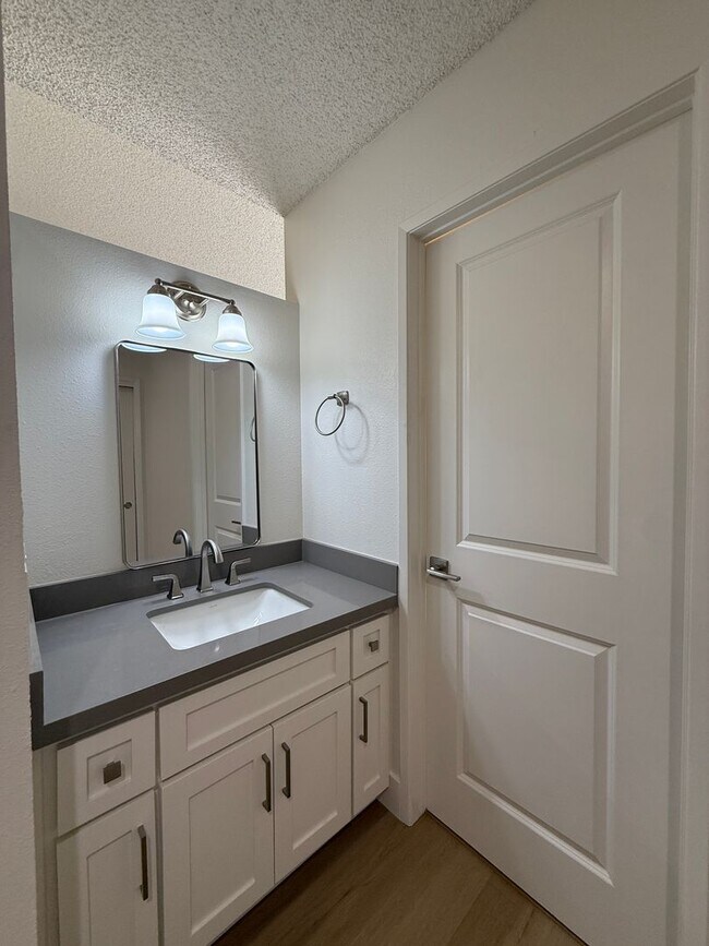 Building Photo - 1120 Village Dr