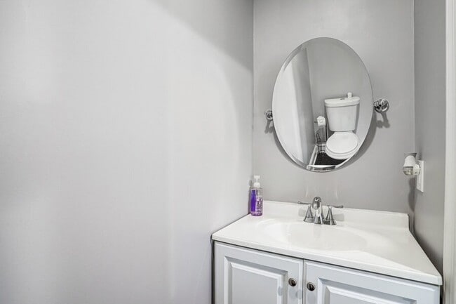 Building Photo - 812 Burns St SE