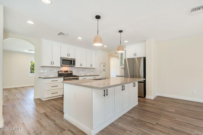 Building Photo - 5002 E Mitchell Dr