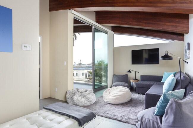 Building Photo - 1013 Mandalay Beach Rd