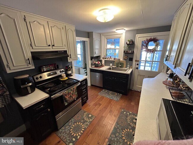 Building Photo - 520 Ridge St