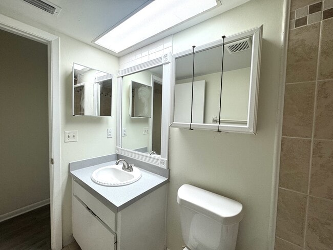 Building Photo - 5845 La Costa Dr