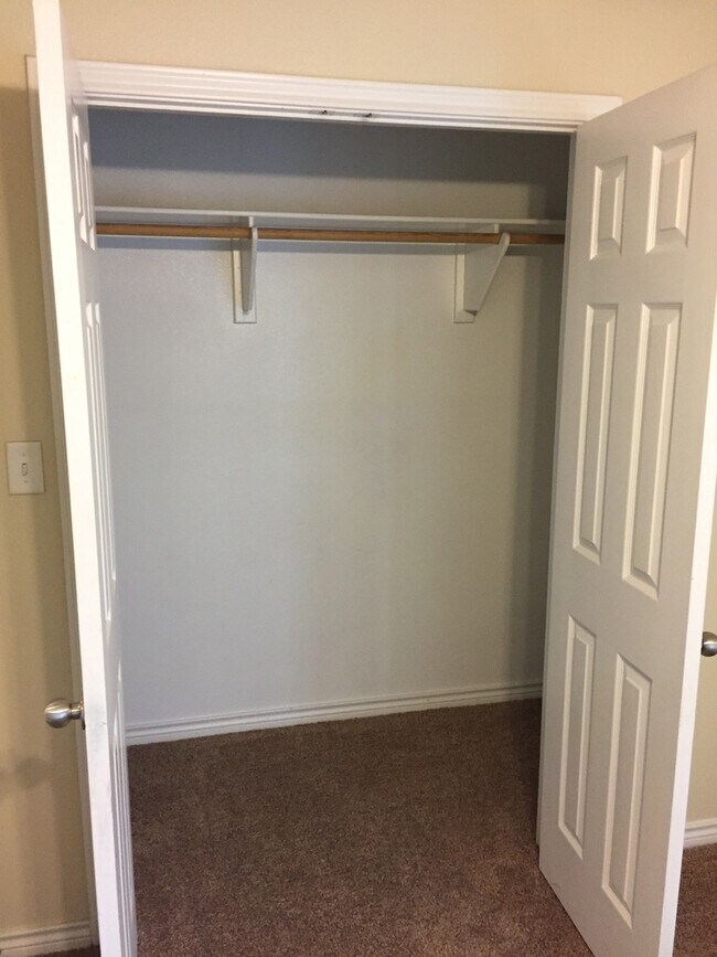 Building Photo - College Station. - 3 bedroom/3 bath Duplex, fenced in back yard, ready for an August 2026 move in.