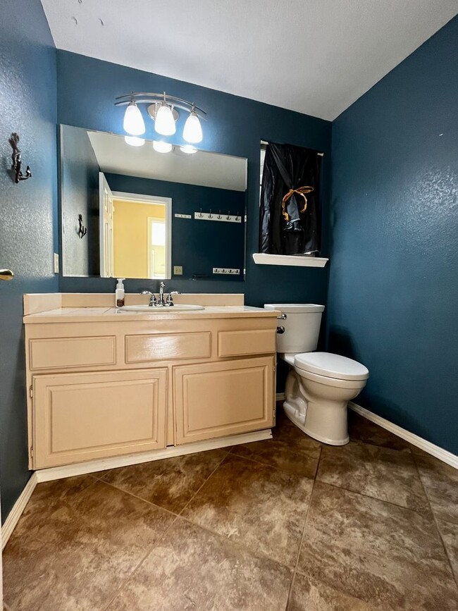 Building Photo - 4 Bedroom, 3 Car Garage Home in CK School ...
