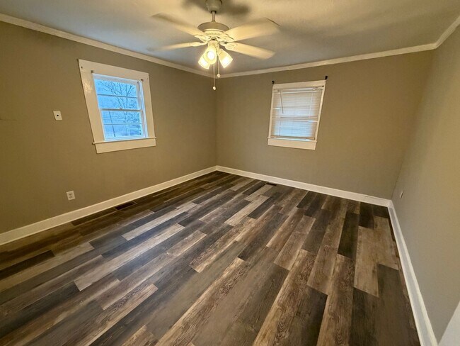 Building Photo - 2 Bedroom- 1 Bathroom- Home in Silver Creek!