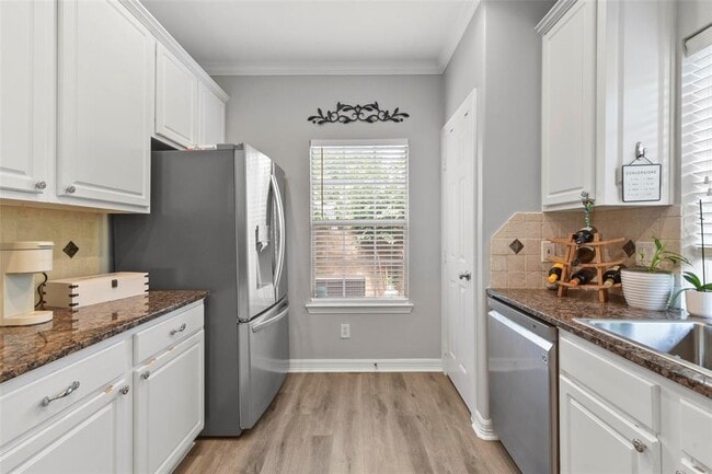 Building Photo - 1110 Enclave Square W