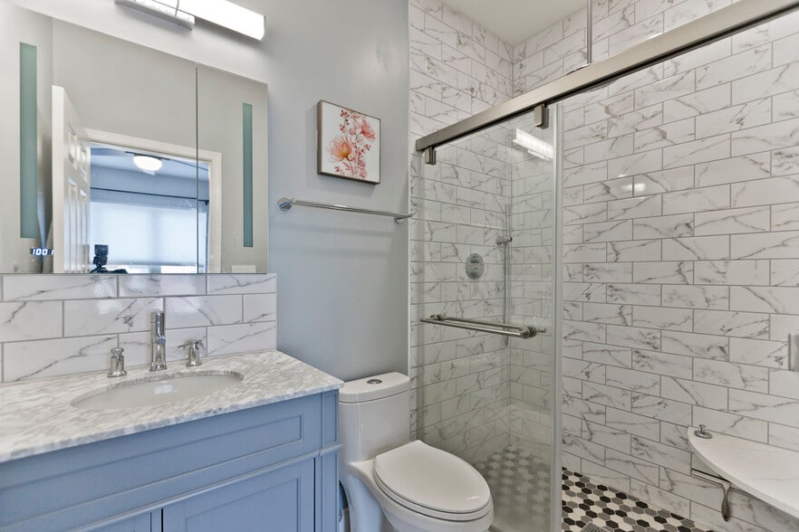 Building Photo - 1332 N Burling St