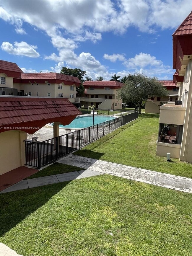 Building Photo - 10905 N Kendall Dr