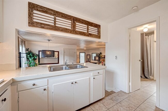 Building Photo - 6018 Berendo St