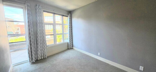 Building Photo - Bright 2BR/2BA Condo Steps from Green Lake $3395
