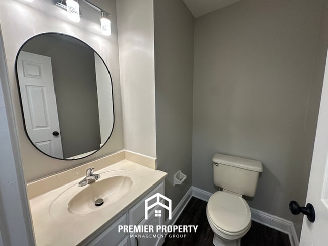 Building Photo - 4 Bedroom Home for Rent in Memphis, TN | High Ceilings, Stone Fireplace & 2-Car Garage