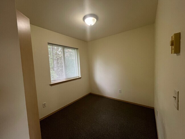 Building Photo - Townhouse Style Two Bedroom Apartment in Bellingham