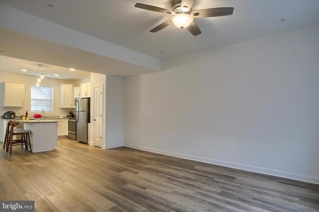 Building Photo - 30 Parkview Dr