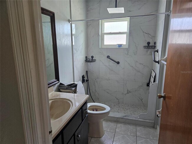 Building Photo - 4870 SW 147 Loop