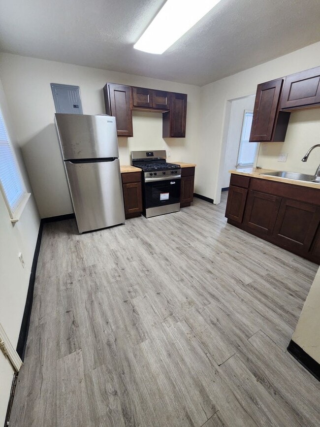 Building Photo - 4 Bedroom Clean House For Rent