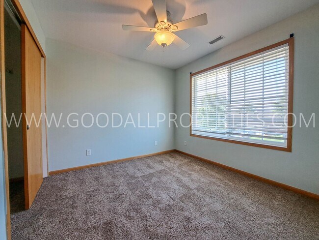 Building Photo - 3 Bedroom 3.5 Bath Urbandale Home Waukee S...
