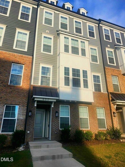 Building Photo - 602 Market Grove Dr