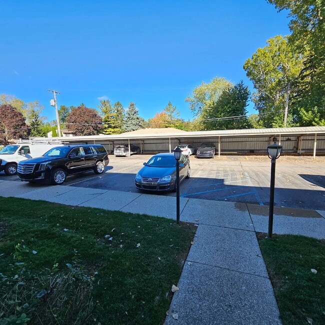 Building Photo - Nice 2 Bedroom, 1.5 Bath Condo Near Hall Rd and Vandyke Express Way. Lower Level Unit w/ Tiled Ki...