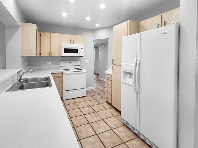 Building Photo - 3 Bed 2 Bath Home for Rent in Ideal Northeast St. Pete Neighborhood