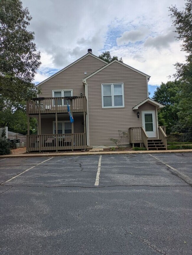 Building Photo - 2BD/2BA Condo Available Now in Hickory