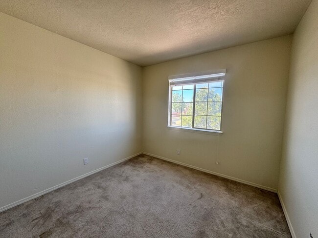 Building Photo - Beautiful 3 bedroom 2.5 bathroom NW Albuquerque.