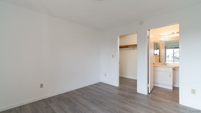 Building Photo - Recently Updated 2BR/1.5BA/1PKG Unit in Ho'omaka Village at Waikele (Waipahu)