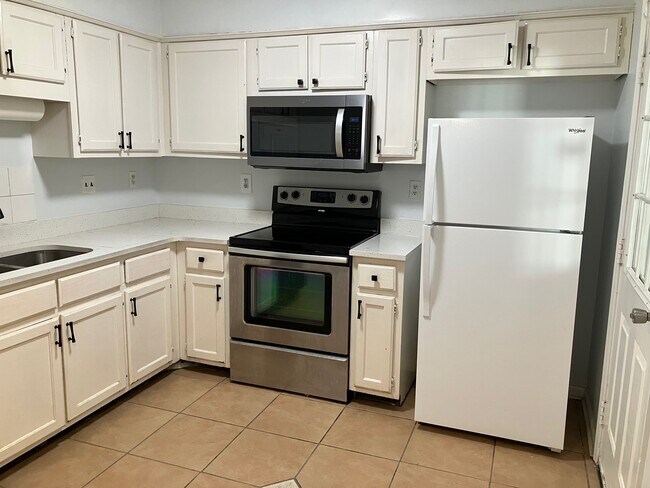 Building Photo - 7054 Foxhall Dr