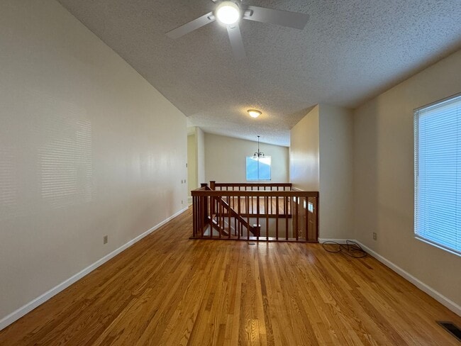 Building Photo - Beautiful home on quiet cul-de-sac/ 6 MONTH LEASE OPTION