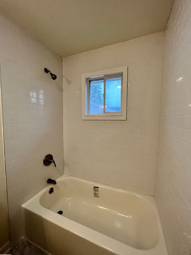 Building Photo - COMING SOON- 4bed/1.5bath for rent!