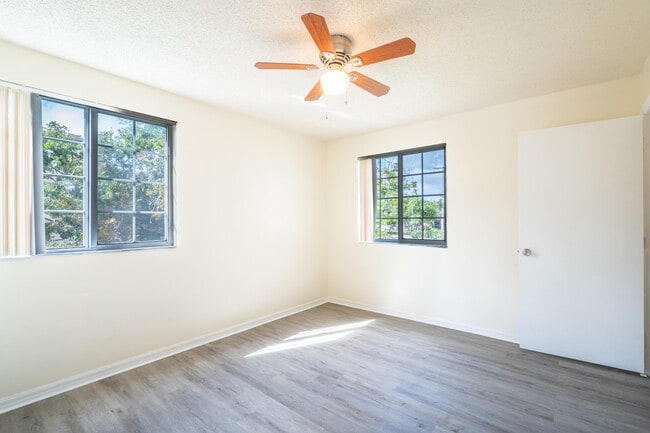 Building Photo - 1300 Crestwood Ct S